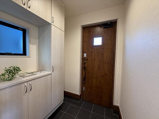 明るさも自慢の玄関ホール。室内が見えないように設計されています。