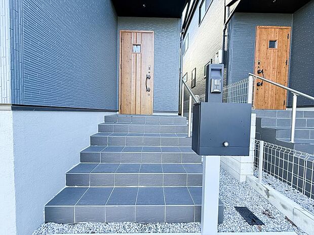 スタイリッシュでモダンな玄関アプローチが、お客様をお出迎えしてくれます。