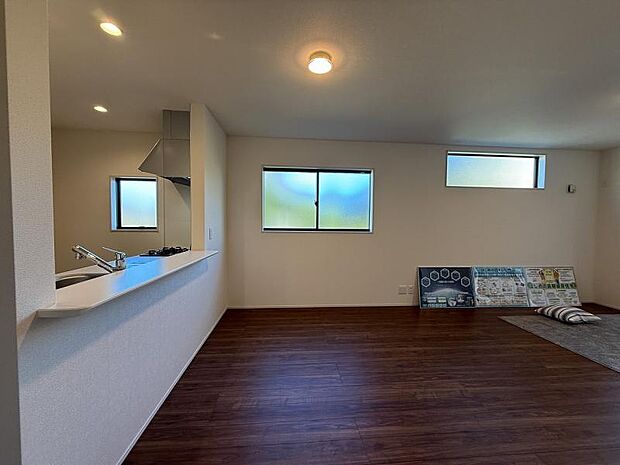 穏やかな風と陽光を導き、プライバシーに配慮された設計プランを採用し、居住性を一段と心地よいものにしています。さらに、間口を広く設けることで、明るく開放的な空間を演出しております。