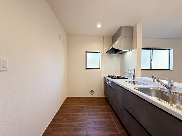 対面式キッチンの前が、ダイニングスペース。カウンタータイプなので家族との会話も楽しめます。