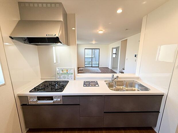 デッドスペースになりがちなキッチンの足元には、出し入れしやすいスライドタイプの収納を採用。多彩でゆとりある収納設計が、快適なクッキングと美しいキッチン空間を演出します