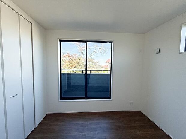 大きな収納と2面採光で、明るさと使いやすさが自慢の洋室です。