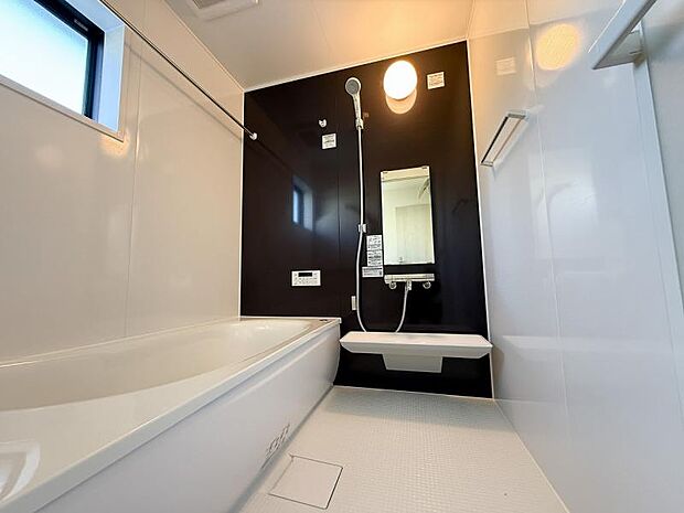 広々とした浴室は一日の疲れをいやす大切な空間足を延ばして体を癒してください。