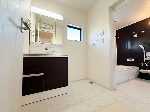 ゆとりの洗面スペースで朝の身支度もスムーズに、ご家族揃って身支度可能なゆとりの洗面室です。