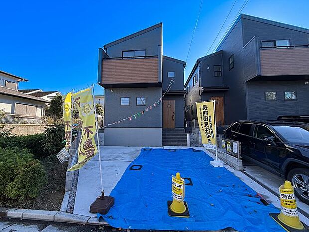 隣り合う家との間隔にゆとりを持たせた配棟計画、駅までの距離とのバランスも計算されています。