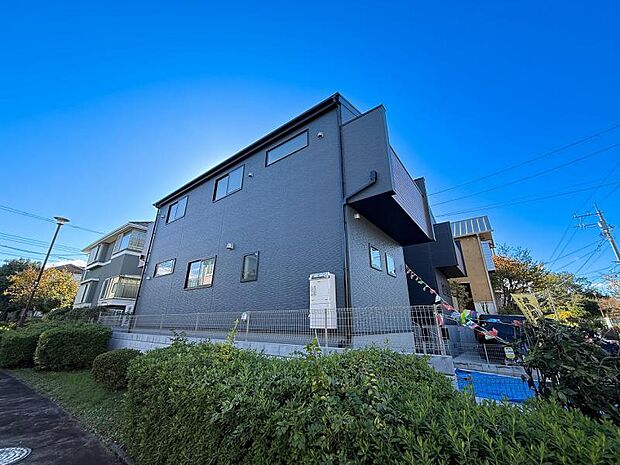 第1種低層住居専用地域に位地し、周辺に高層建築物が無いのも嬉しいですね