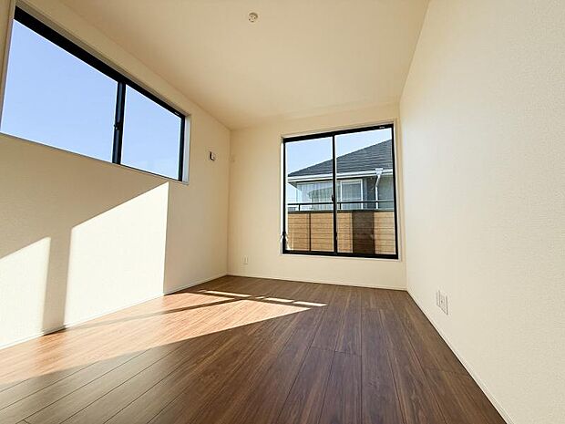 2面採光で天気の悪い日でも、明かりが入ります。