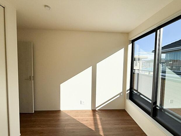 収納もあり、明るいお部屋は寝室に最適です。