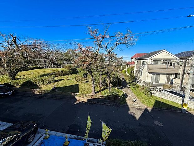 2階からの眺望です。周辺には高い建物がなく、通風良好な開放感のある立地です。