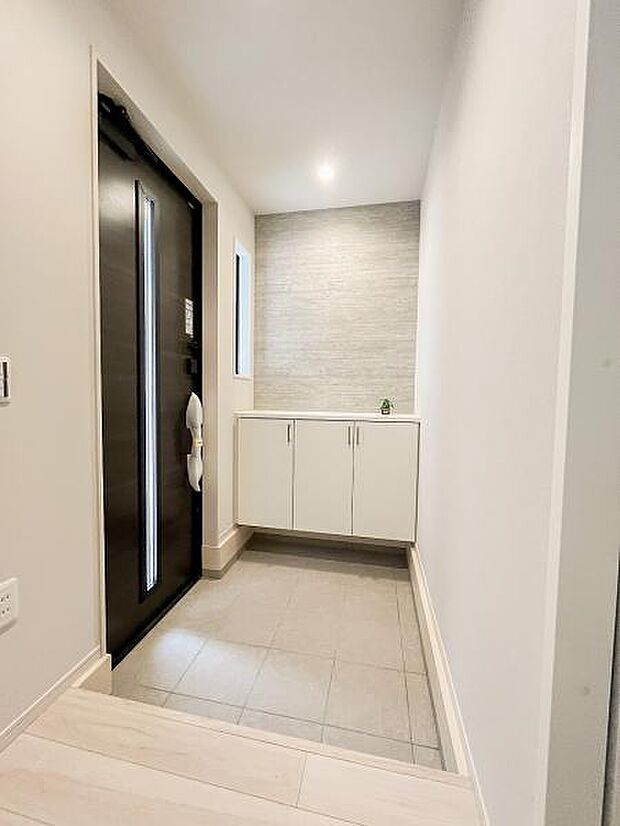 玄関シューズボックスはホワイトで明るい印象