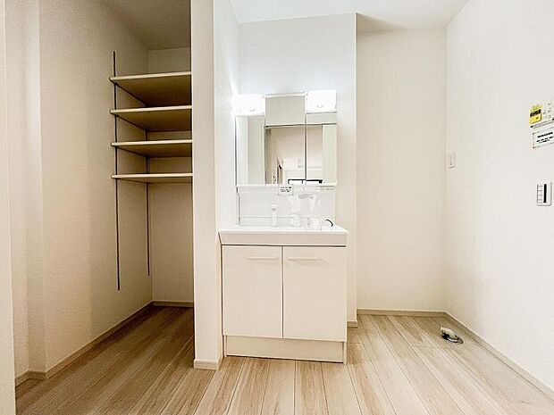 収納スペースもあり着替え、タオルなどもすっきり収納できます