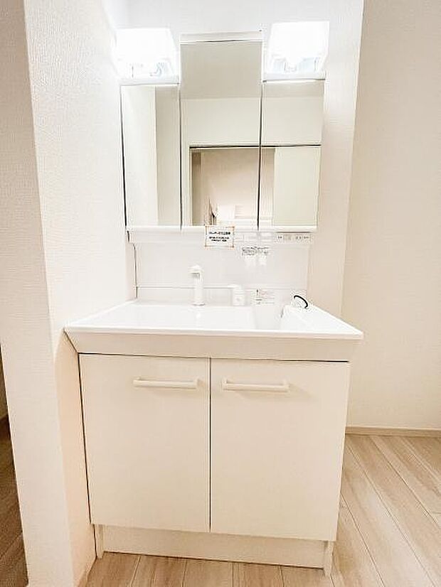 収納たっぷりの3面鏡〜小物、洗面道具もスッキリ収納できます。