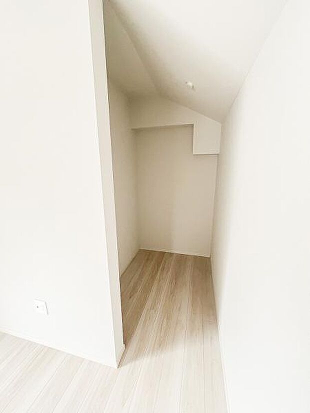 2階にはウォークインクローゼット付きで収納充実
