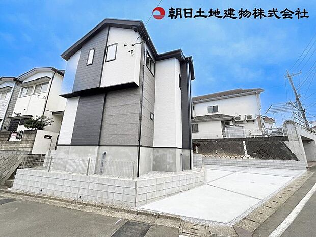 低層住宅地の角地なので明るい印象です