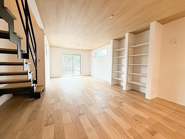 穏やかな風と陽光を導き、プライバシーに配慮された設計プランを採用し、居住性を一段と心地よいものにしています。さらに、間口を広く設けることで、明るく開放的な空間を演出しております。