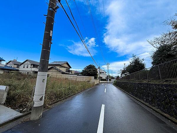 前面道路幅が6Mあり、ゆとりのカースペースは並列3台分ありますので、駐車が苦手な方もゆっくり出し入れできますね。