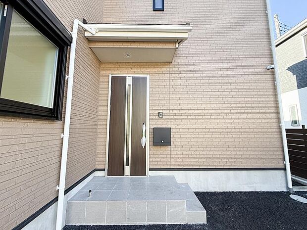 奥行きのあるアプローチは道路から室内が見えにくく、プライバシーが守られます。