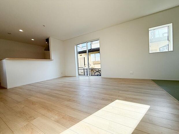 ご家族が集まるリビングは大きな家具を置いたり、コミュニケーションスペースとして活用できます。