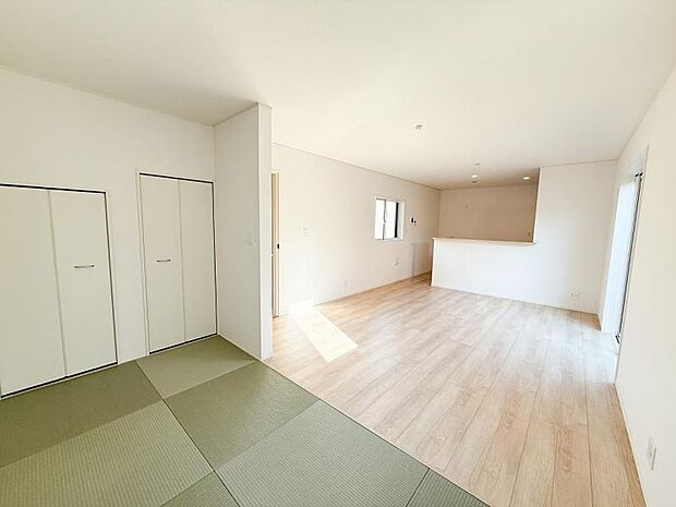 キッチンの正面にある畳コーナーは、家事の合間にお子様に目が届くのも嬉しい設計です。