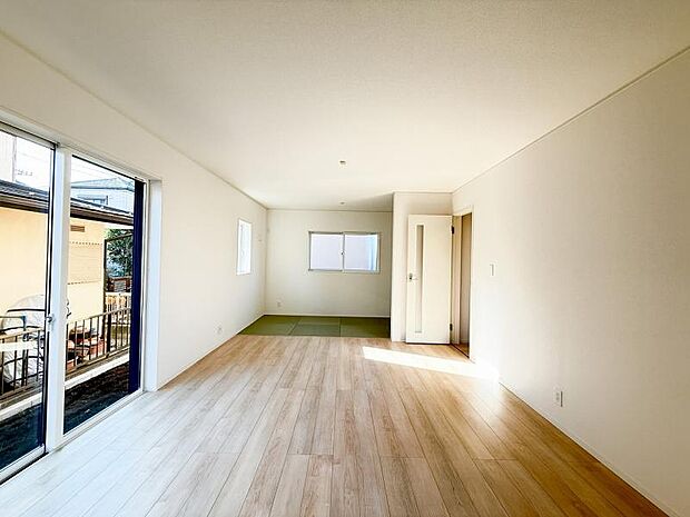 奥行きのあるLDK。開放感に包まれながら、ダイニングとリビングをそれぞれ独立して配置できます。