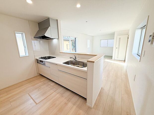 対面式キッチンの前が、ダイニングスペース。カウンタータイプなので家族との会話も楽しめます。