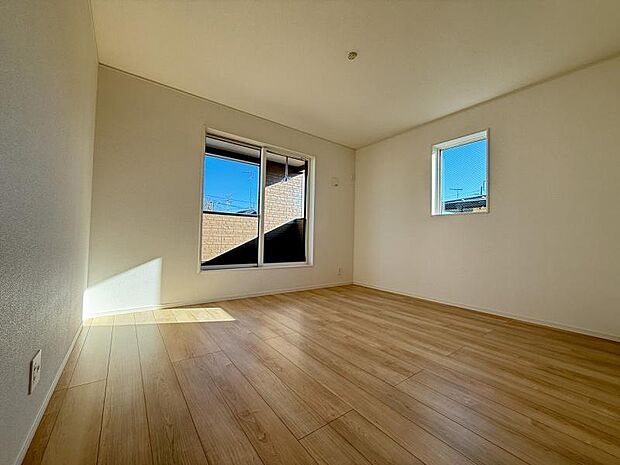 主寝室のゆとりある空間。上質な設えにより夫婦の時間を優雅に演出します。