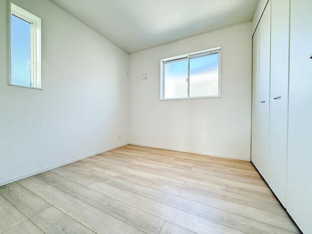 子ども部屋となる2洋室。爽やかな陽射しに包まれた空間となっています。