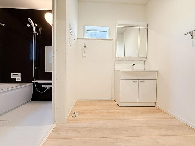 ゆとりの洗面スペースで朝の身支度もスムーズに。ご家族揃って身支度可能な洗面室です。