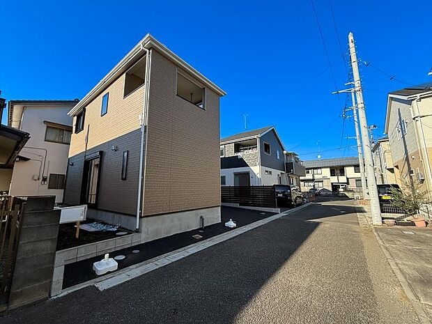 前面道路は交通量が少なく、穏やかな街並みです。