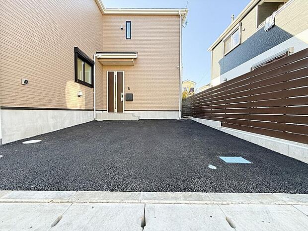 ゆとりのカースペースは並列2台分ありますので、駐車が苦手な方もゆっくり出し入れできますね。