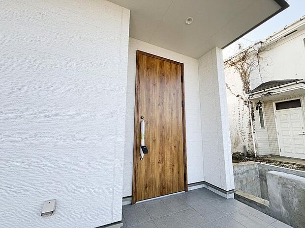 スタイリッシュでモダンな玄関アプローチが、お客様をお出迎えしてくれます。