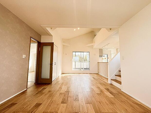 ご家族が集まるリビングは大きな家具を置いたり、コミュニケーションスペースとして活用できます。