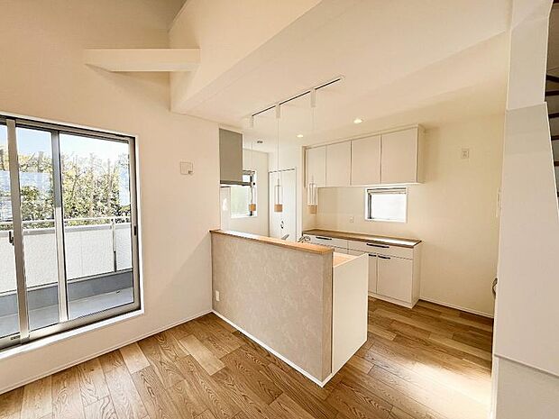 対面式キッチンの前が、ダイニングスペース。カウンタータイプなので家族との会話も楽しめます。