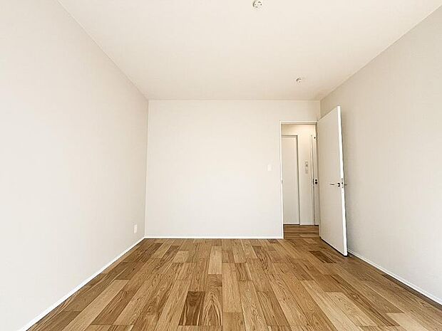 収納もあり、明るいお部屋は寝室に最適です。