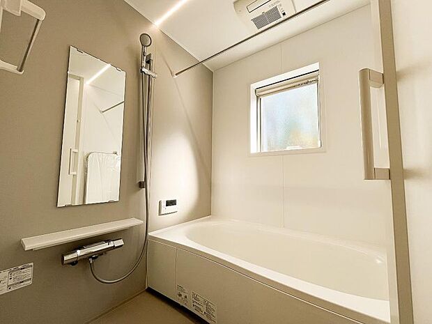 広々とした浴室は一日の疲れを癒す大切な空間。足を延ばしてゆっくりお寛ぎください。