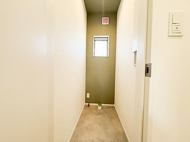 1階トイレ　洗浄機能を標準完備。