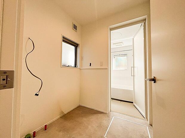 ゆとりの洗面スペースで朝の身支度もスムーズに、ご家族揃って身支度可能な洗面室です。