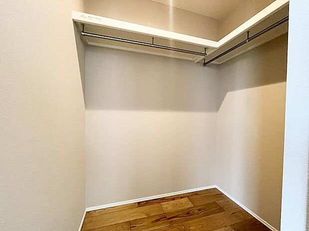 衣類はもちろん、日用品や季節家電も収納できるウォークインクローゼットを設置。