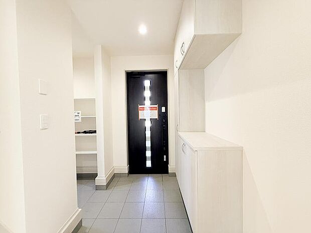 収納力豊富なシューズボックスもある清潔感があふれる玄関です。