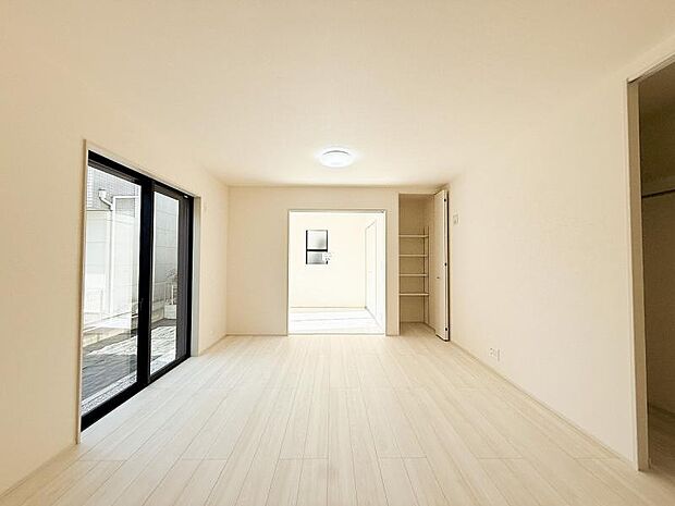 明るい陽射しと爽やかな風を取り込むリビング。家族みんなの空間です。