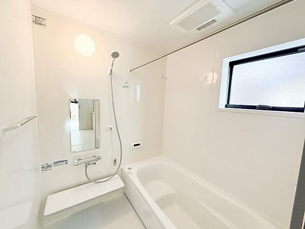 一坪タイプの浴室は、足を延ばし、仰向けにくつろいで入浴出来ます。換気乾燥暖房機付きです。