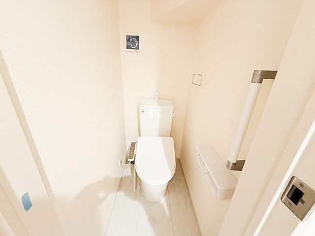1階トイレは、洗浄機能を完備。清潔な空間の印象です。