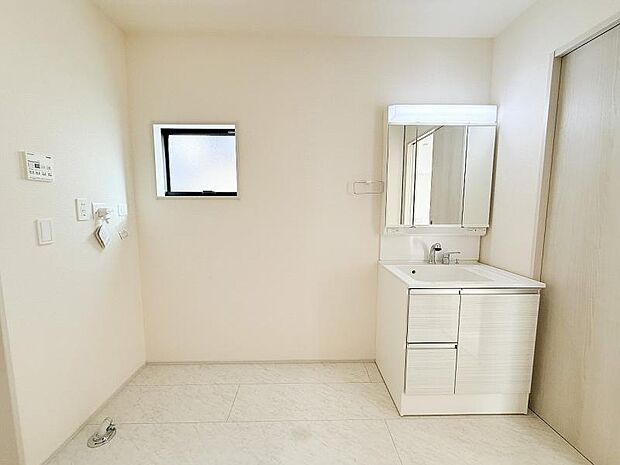 ゆとりの洗面スペースで朝の身支度もスムーズに、ご家族揃って身支度可能な洗面室です。