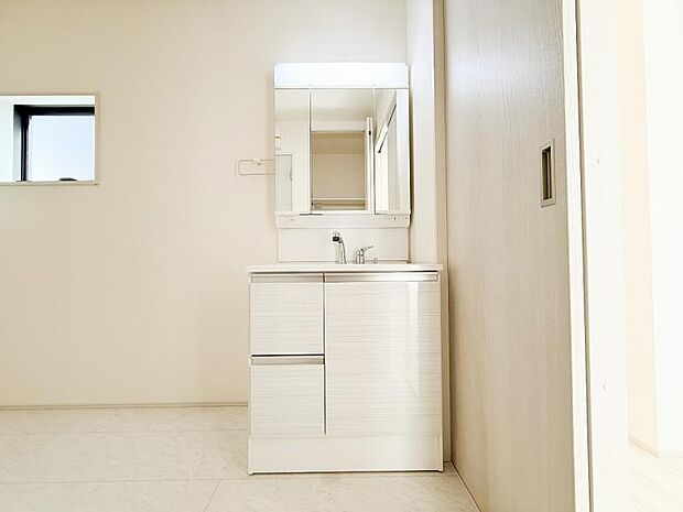 収納豊富な三面鏡洗面化粧台。朝の慌ただしい時間のお手伝いをしっかりサポートします。