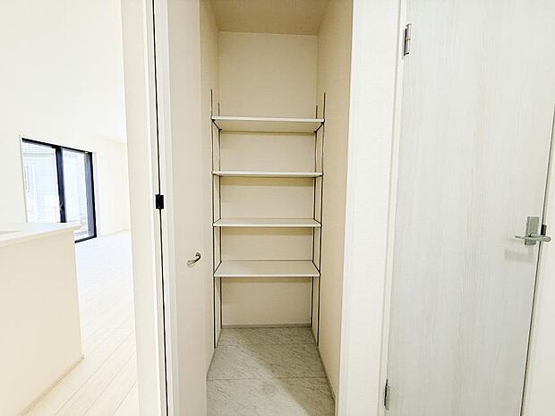 タオルや小物を仕舞えるリネン庫が便利です。