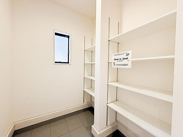 シューズインクローゼットは、靴はもちろん、雨具・ベビーカー・自転車の空気入れなども納められます。