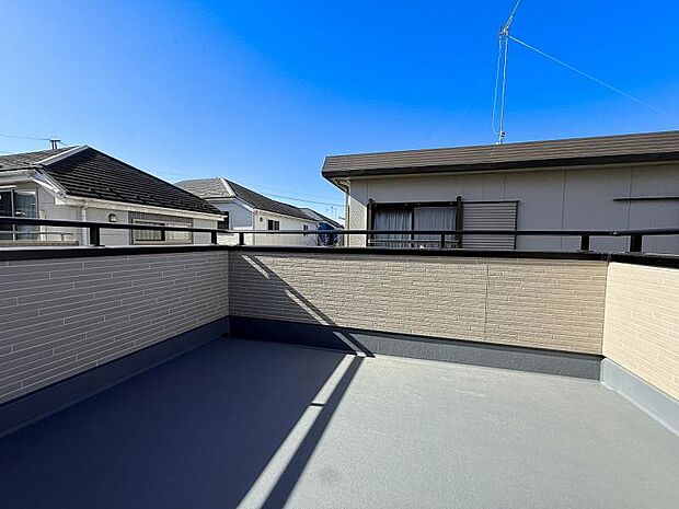 たくさんのお布団と洗濯物が干せるルーフバルコニー。テラスとしての広さもありますね。