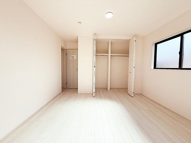 主寝室には高さと奥行きを設けたクローゼットを完備。四季に合わせた収納を容易に行えます。