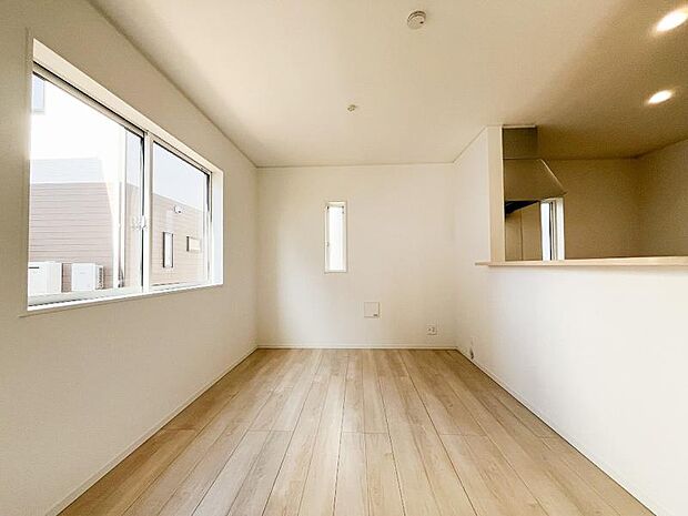 家族が集まる中心となる場所で大きなテレビや家具を置いたり、コミュニケーションスペースとして活用できます。