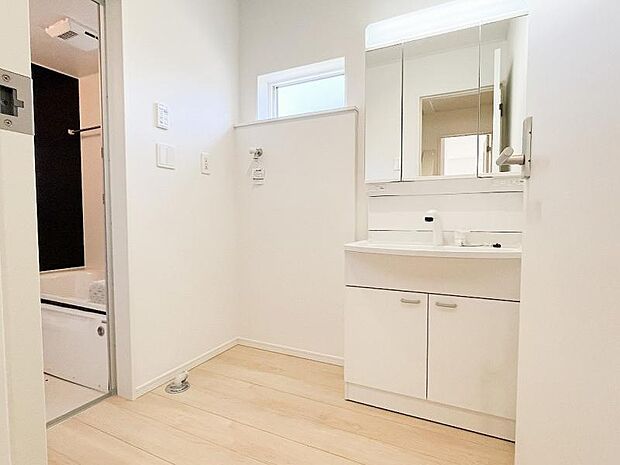 ゆとりの洗面スペースで朝の身支度もスムーズに
